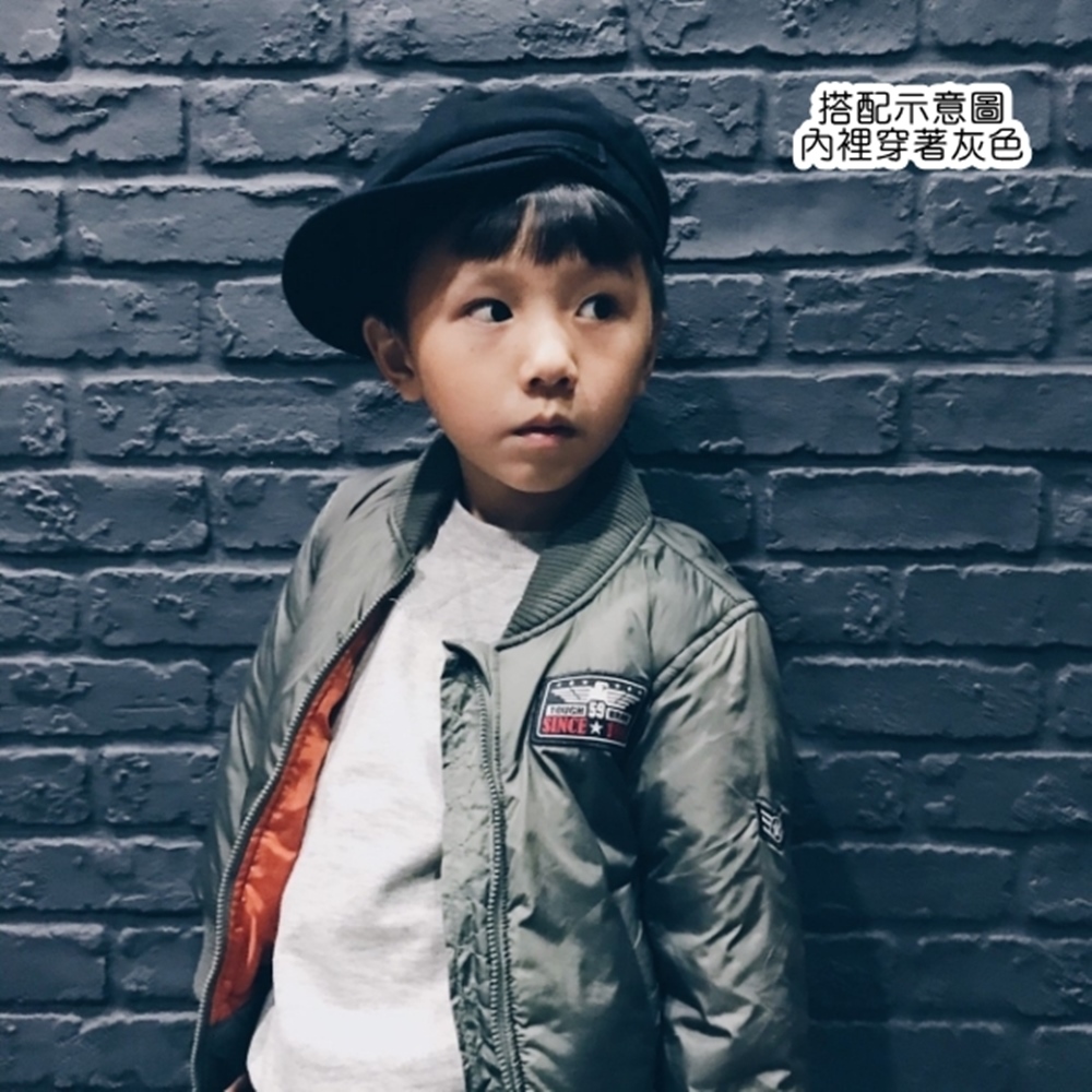 搭配示意圖 內裡穿著灰色