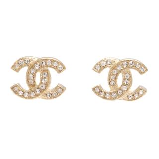 【CHANEL】香奈兒經典雙C LOGO 水鑽鑲嵌滾邊壓紋穿式耳環(金88429-OR)