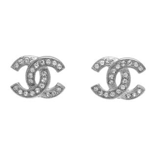 【CHANEL】香奈兒經典雙C LOGO 水鑽鑲嵌滾邊壓紋穿式耳環(銀88429-ARG)