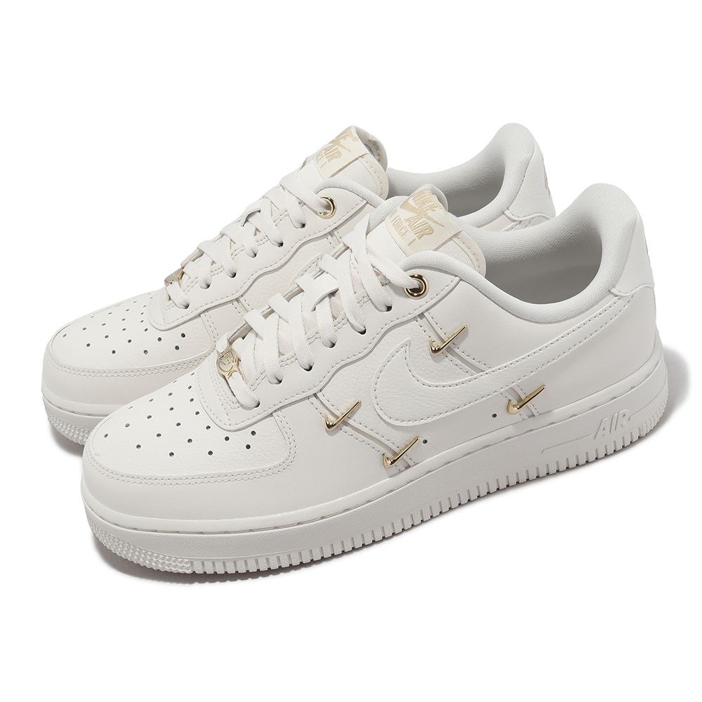 NIKE 耐吉】休閒鞋Wmns Air Force 1 07 LX 米白金屬勾勾女鞋炫雅AF1