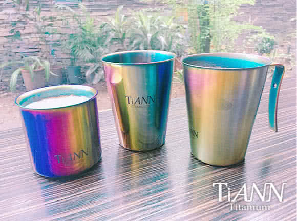 【TiANN 鈦安餐具】純鈦雙層咖啡杯 極光 330ml(贈杯蓋-綠)