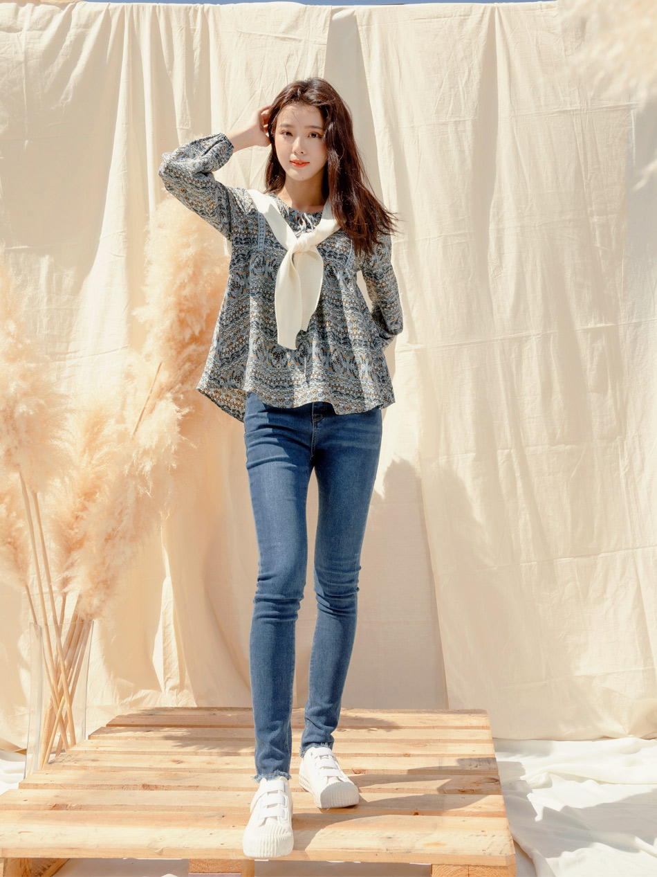 OB 嚴選 綁帶蕾絲織帶度假感碎花傘襬上衣 《AB16273 OB 嚴選 綁帶蕾絲織帶度假感碎花傘襬上衣 《AB16273