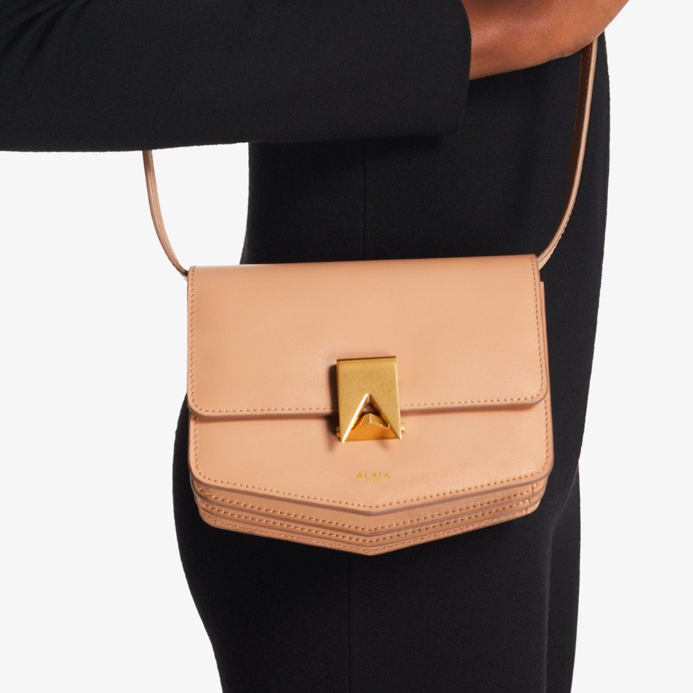ALAIA 時尚流行三層造型設計浪漫膚金釦包(膚)好評推薦