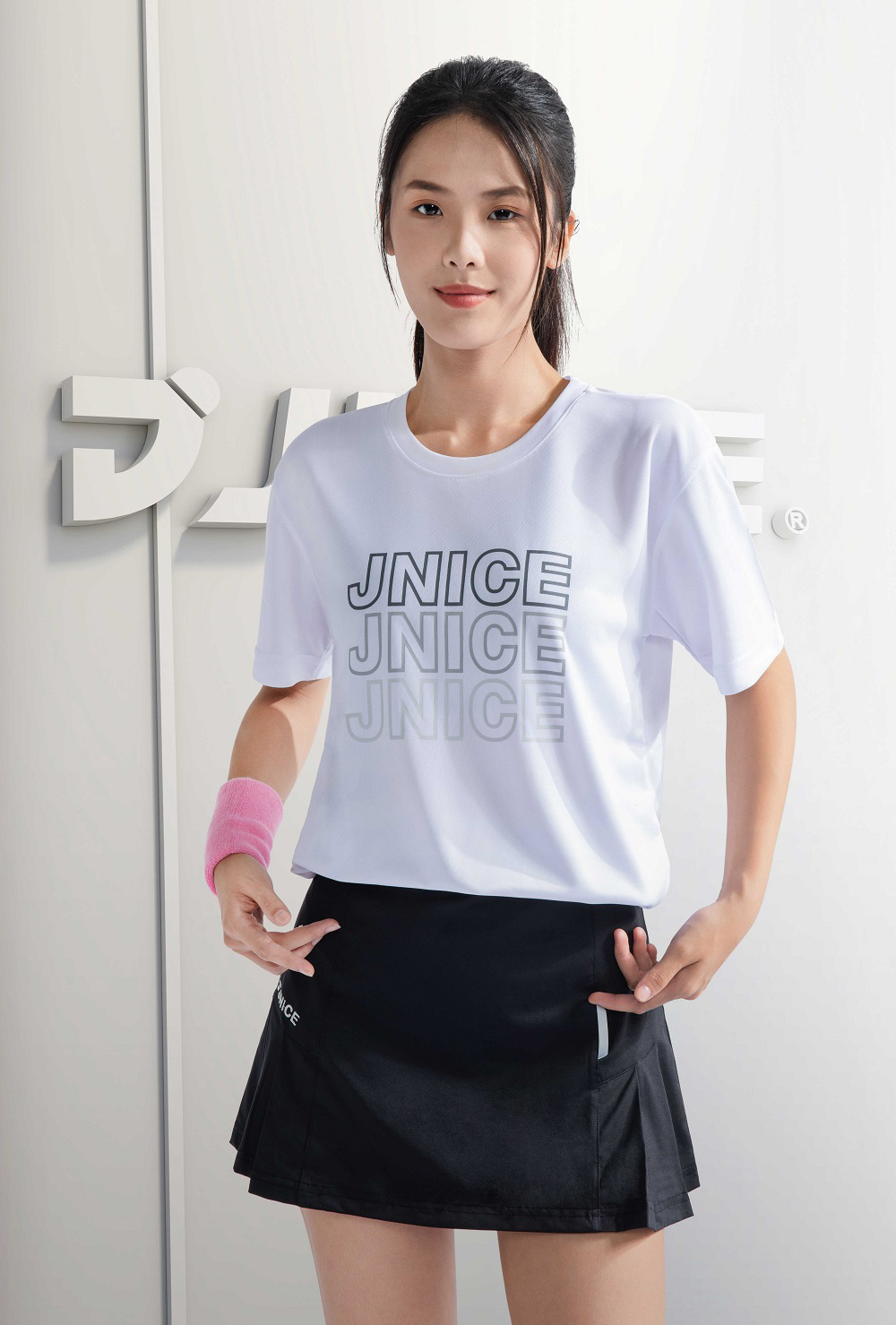 JNICE 久奈司 漸層LOGO舒適吸濕透氣涼感排汗衣-白(