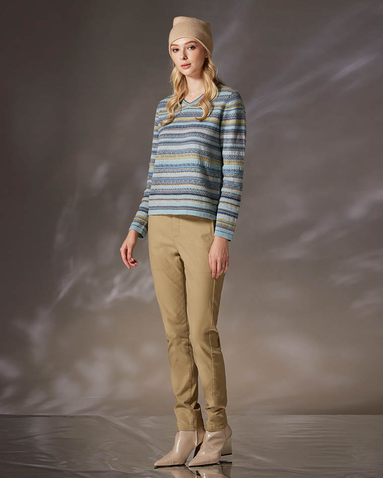 FREE 喀什米爾草木染V領花紋長袖羊絨衫(天空藍/淺紫) 