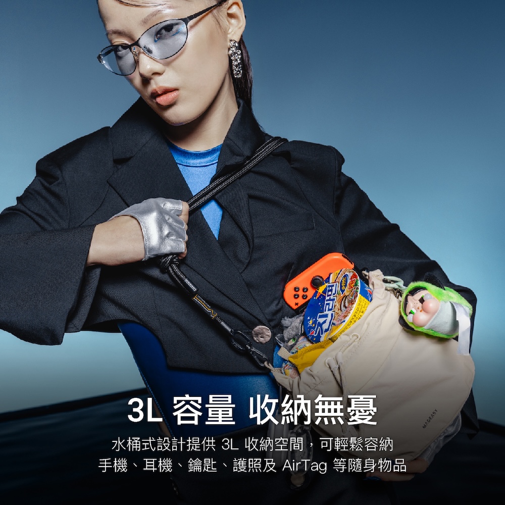 3L 容量 收納無憂 水桶式設計提供 3L 收納空間,可輕鬆容納 手機、耳機、鑰匙、護照及 AirTag 等隨身物品 