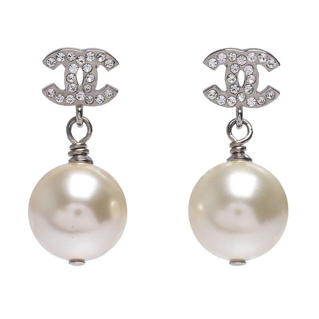 【CHANEL】經典雙C造型水鑽鑲嵌珍珠墜飾穿式耳環(銀36138-ARG)