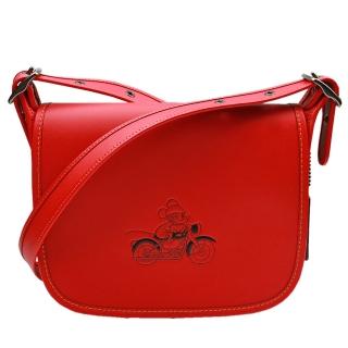 【COACH】MICKEY 迪士尼聯名款全皮大款馬鞍郵差包(紅色)