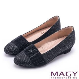 【MAGY】復古上城女孩 質感布料鬆緊帶楔型低跟鞋(深灰)