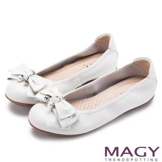 【MAGY】甜美風貌 珍珠蝴蝶結鬆緊帶牛皮娃娃鞋(白色)