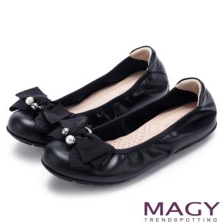 【MAGY】甜美風貌 珍珠蝴蝶結鬆緊帶牛皮娃娃鞋(黑色)
