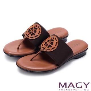 【MAGY】夏日風情 鬆緊帶拼接簍空皮雕夾腳拖鞋(棕色)