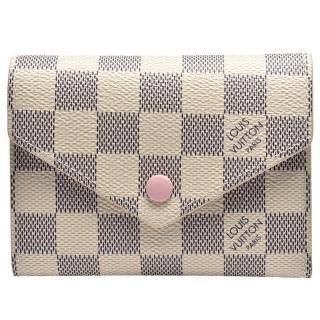 【Louis Vuitton 路易威登】N64022 Victorine系列經典Damier棋盤格帆布三折暗釦短夾(玫粉)
