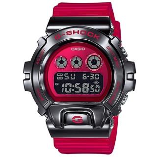 【CASIO 卡西歐】卡西歐G-SHOCK 金屬鬧鈴電子錶-黑 X 紅(GM-6900B-4  台灣公司貨)