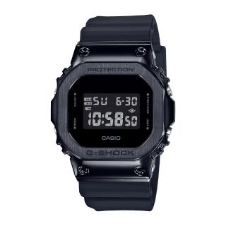 【CASIO 卡西歐】G-SHOCK經典IP處理錶圈200米防水電子錶-全黑色(GM-5600B-1)