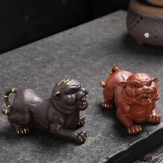 【桃花源創意工坊】紫砂擺件精品招財虎創意手工陶瓷人物擺件客廳酒櫃辦公室桌面茶桌台擺件(陶瓷紫砂)