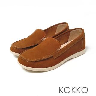 【KOKKO 集團】無負擔芝心軟墊寬楦牛麂皮平底休閒鞋(焦糖色)