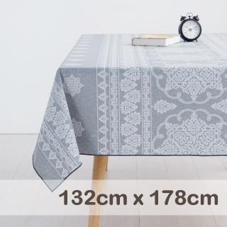 【CasaBella 美麗家居】防水桌巾 淺灰巴洛克 132x178cm(防水 防油 PVC 桌巾 桌布 野餐桌巾)