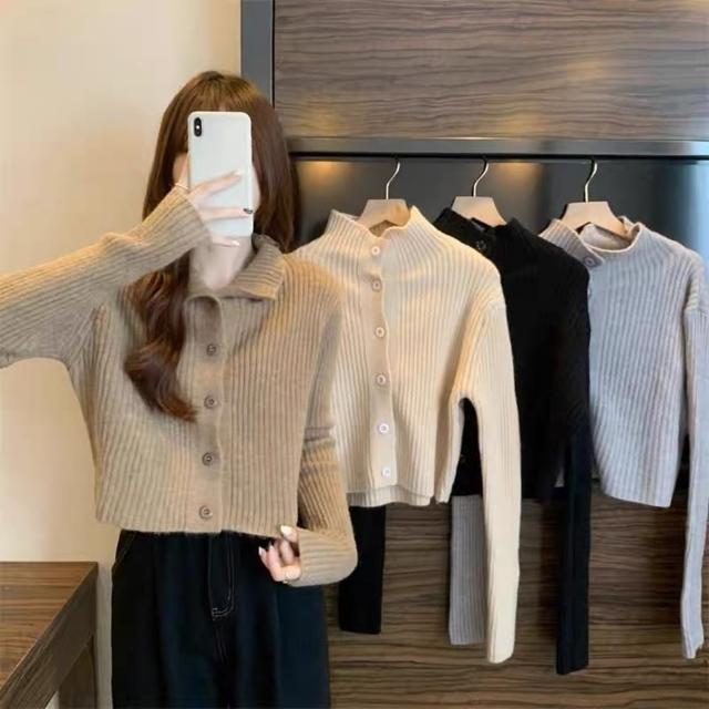 【D.studio】韓版百搭高領排扣針織外套(針織上衣 毛衣 長袖上衣 女裝 衣服 寬鬆上衣 顯瘦上衣 冬裝 J244)