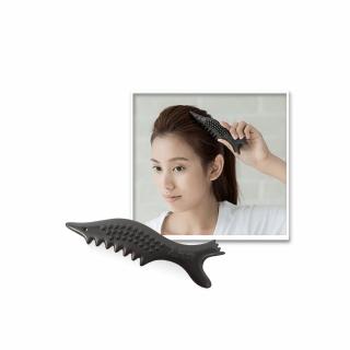  寶草園魔可舒小魚壹式超值套組，採用遠紅外線礦晶體宙元石材質的黑色系穴位按摩棒x6，搭配英國進口鎂離子檀香舒緩身體乳液x6與檀香身體按摩油x1，專為經絡穴位按摩設計，提供磁石遠紅外線溫熱療法，緩解肌肉疲勞、促進血液迴圈。尺寸輕巧16x5cm，易碎材質請輕拿輕放，贈布套收納用。臺灣製造品質保證，適合日常保健，搭配乳液精油效果更佳。 