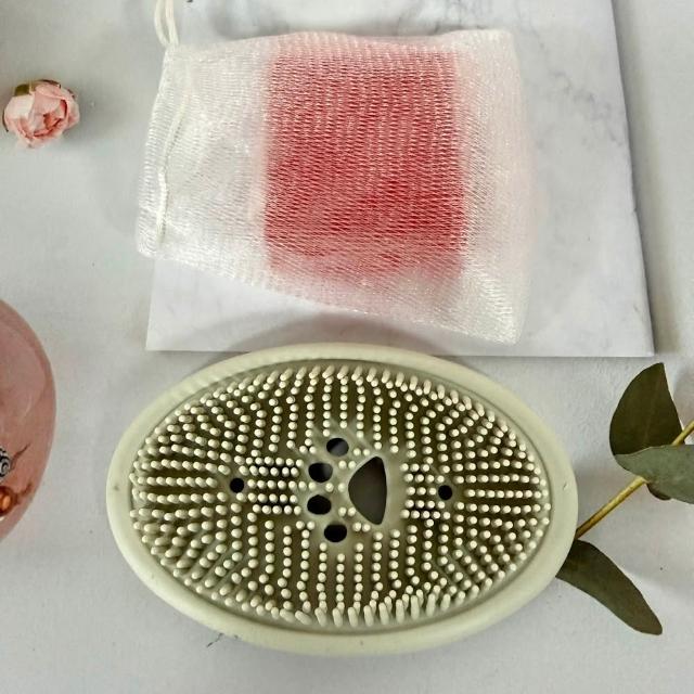 【A-ONE 匯旺】北歐風 粉 瀝水肥皂架+玫瑰精油手工皂1盒+起泡網1個  香皂盒 浴室 廚房 香皂托 瀝水架