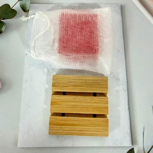 【A-ONE 匯旺】北歐風 粉 瀝水肥皂架+玫瑰精油手工皂1盒+起泡網1個  香皂盒 浴室 廚房 香皂托 瀝水架