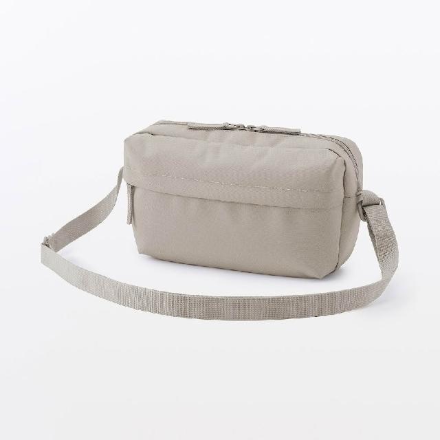 【MUJI 無印良品】撥水加工再生聚酯纖維背面附口袋肩背包(灰色/黑色/淺米/摩卡棕)